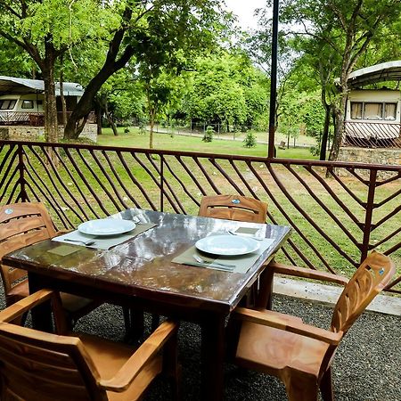 Malwathu Oya Caravan Park Bed & Breakfast Anuradhapura Exterior photo