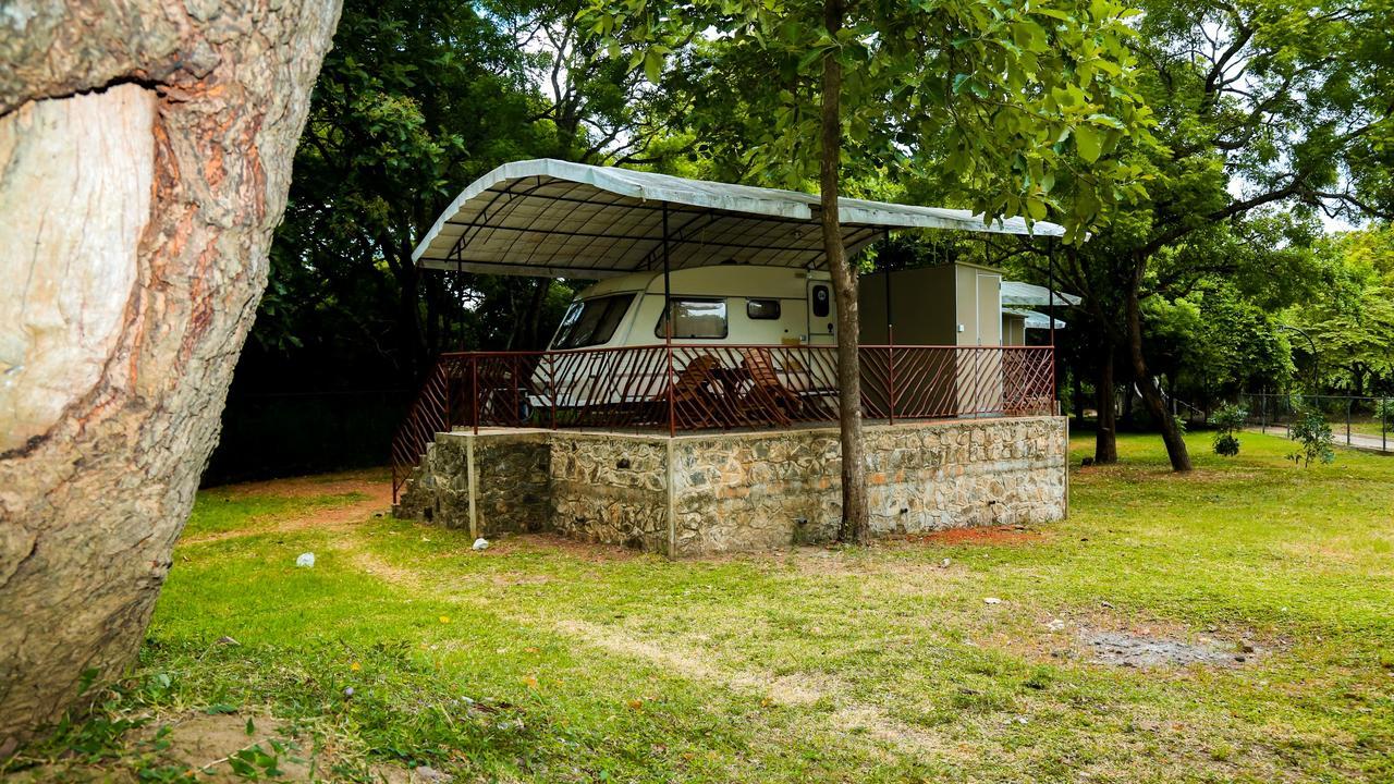 Malwathu Oya Caravan Park Bed & Breakfast Anuradhapura Exterior photo