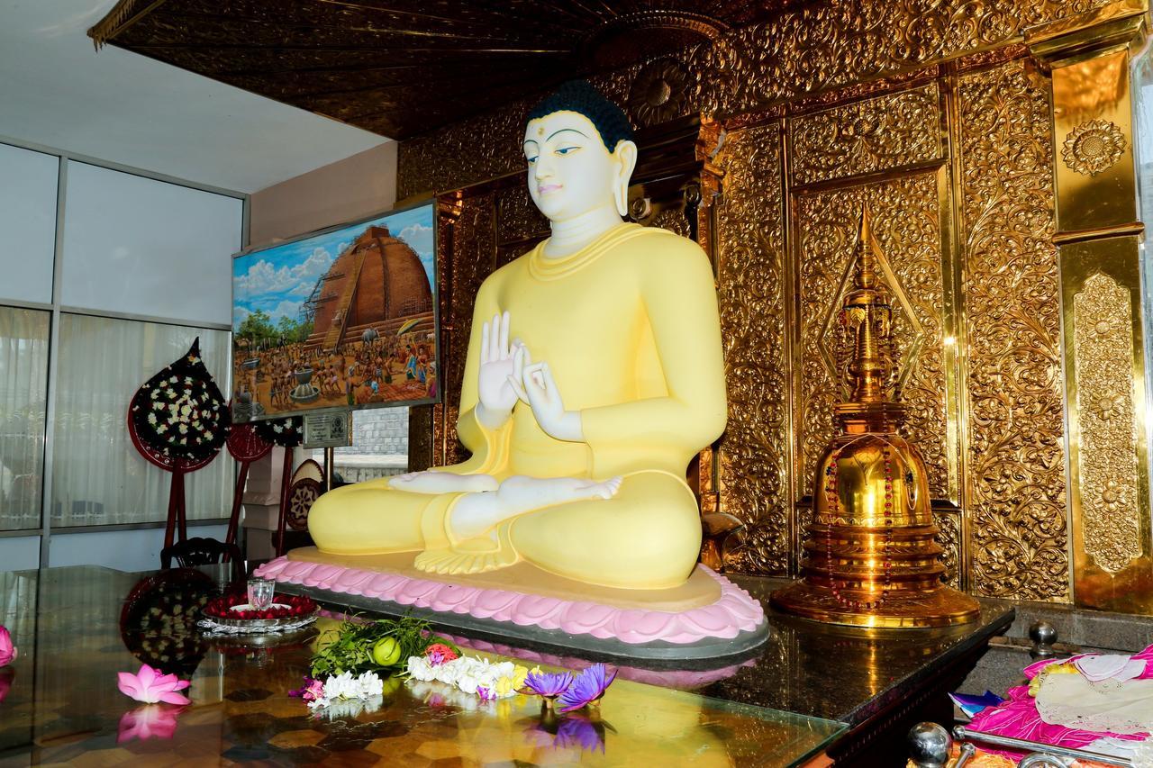 Malwathu Oya Caravan Park Bed & Breakfast Anuradhapura Exterior photo
